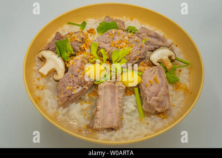 Reisbrei gekochte Schweinerippchen mit Shitake Pilze und Ginkgo, Oblique Ansicht von oben an. Stockfoto