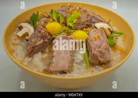 Reisbrei gekochte Schweinerippchen mit Shitake Pilze und Ginkgo, Oblique Ansicht von oben an. Stockfoto