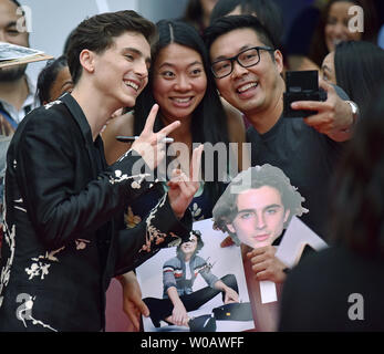 Timothee Chalamet nimmt eine selfie mit Fans, wie er für die Uraufführung von "schöner Junge" bei Roy Thomson Hall während des Toronto International Film Festival in Toronto, Kanada, am 7. September 2018 eintrifft. Foto von Christine Kauen/UPI Stockfoto