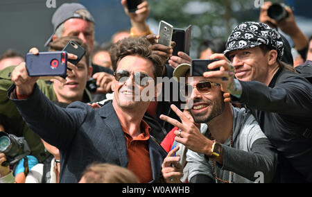 Hugh Jackman übernimmt selfies mit Fans, als er für das Toronto International Film Festival Fotoshooting für "Die Front Runner" kommt an der Galerie von TIFF Bell Lightbox in Toronto, Kanada, am 8. September 2018. Foto von Christine Kauen/UPI Stockfoto