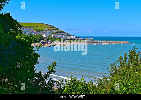 Eine atemberaubende Aussicht auf den hübschen kleinen Fischerhafen von Newquay in Wales. Ein Badeort mit Sandstrand und gute Angel- und Delfine beobachten. Stockfoto