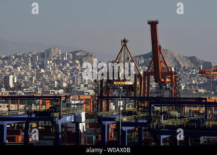 Piräus, Griechenland - 08 Dezember, 2015: Blick auf die PCT-piräus Container Terminal (cosco/China Ocean Shipping Company) und die Stadt im Hintergrund Stockfoto