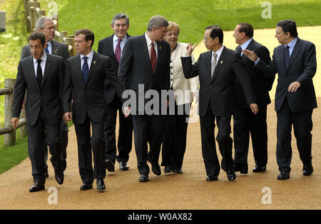 Die G8-Führer kommen an einem Baum einpflanzen Zeremonie im Windsor Hotel Toya Resort und Spa während des G8-Gipfels in Toyako, Japan am 8. Juli 2008. Die Führer gehören, von links nach rechts, der französische Präsident Nicolas Sarkozy, der US-Präsident George W. Bush, der russische Präsident Dmitri Medwedew hat der britische Premierminister Gordon Brown, der kanadische Premierminister Stephen Harper, Bundeskanzlerin Angela Merkel, Premierminister von Japan Yasuo Fukuda, der italienische Ministerpräsident Silvio Berlusconi und Präsident der Europäischen Kommission Jose Manuel Barroso. Links (UPI Foto/Alex Volgin). Stockfoto