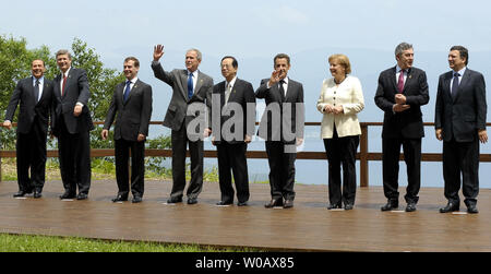 Die G8-Führer bedeuten für die offiziellen Gipfel Foto im Windsor Hotel Toya Resort und Spa in Toyako, Japan am 8. Juli 2008. Die Führer gehören, von links nach rechts, der italienische Ministerpräsident Silvio Berlusconi, der kanadische Premierminister Stephen Harper, der russische Präsident Dmitri Medwedew, der US-Präsident George W. Bush, Premierminister von Japan Yasuo Fukuda, der französische Präsident Nicolas Sarkozy, Bundeskanzlerin Angela Merkel, der britische Premierminister Gordon Brown und Präsident der Europäischen Kommission José Manuel Barroso. (UPI Foto/Alex Volgin) Stockfoto