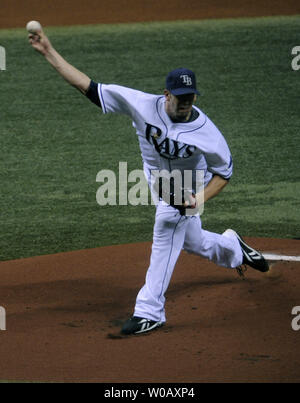 Tampa Bay Rays Krug James Shields Plätze gegen die Boston Red Sox im ersten Inning von Spiel 6 der American League Championship Series im Tropicana Field in St. Petersburg, Florida am 18. Oktober 2008. Die Strahlen führen die Reihe 3-2. (UPI Foto/Kevin Dietsch) Stockfoto