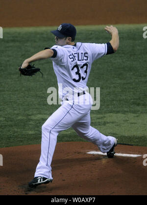 Tampa Bay Rays Krug James Shields Plätze gegen die Boston Red Sox im ersten Inning von Spiel 6 der American League Championship Series im Tropicana Field in St. Petersburg, Florida am 18. Oktober 2008. Die Strahlen führen die Reihe 3-2. (UPI Foto/Kevin Dietsch) Stockfoto