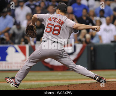 Boston Red Sox Pitcher Jonathan Papelbon Plätze gegen die Tampa Bay Rays während des neunten Inning von Spiel 6 der American League Championship Series im Tropicana Field in St. Petersburg, Florida am 18. Oktober 2008. Die Red Sox besiegten die Strahlen auch die Reihe bei jeweils drei Spiele. (UPI Foto/Kevin Dietsch) Stockfoto