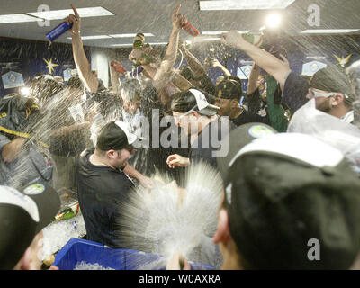 Tampa Bay Rays Spieler feiern den Sieg über die Boston Red Sox in Spiel sieben der American League Championship Series im Tropicana Field in St. Petersburg, Fl. Am 19. Oktober 2008. Die Strahlen klammerte die Ameican Liga und wird den Philadelphia Phillies in der World Series. (UPI Foto/David Mills) Stockfoto