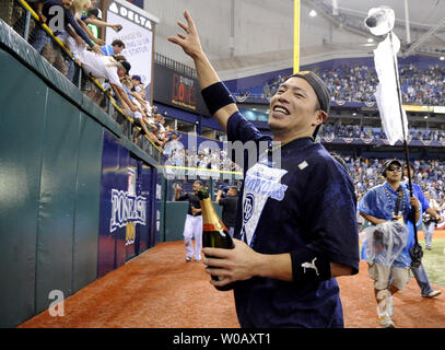 Tampa Bay Rays zweite Basisspieler Akinori Iwamura feiert im outfield nach dem Strahlen die Boston Red Sox 3-1 besiegt der American League Meisterschaft an der Tropicana Field in St. Petersburg, Florida am 19. Oktober 2008 zu gewinnen. Die Strahlen werden die Philadelphia Phillies in Ihren ersten World Series aussehen. (UPI Foto/Kevin Dietsch) Stockfoto