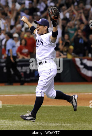 Tampa Bay Rays zweite Basisspieler Akinori Iwamura feiert, nachdem die Strahlen in den Boston Red Sox 3-1 besiegt der American League Meisterschaft an der Tropicana Field in St. Petersburg, Florida am 19. Oktober 2008 zu gewinnen. Die Strahlen werden die Philadelphia Phillies in Ihren ersten World Series aussehen. (UPI Foto/Kevin Dietsch) Stockfoto