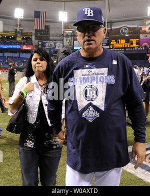 Tampa Bay Rays Manager Joe Maddon verlässt das Feld nach dem Strahlen die Boston Red Sox 3-1 besiegt der American League Meisterschaft an der Tropicana Field in St. Petersburg, Florida am 19. Oktober 2008 zu gewinnen. Die Strahlen werden die Philadelphia Phillies in Ihren ersten World Series aussehen. (UPI Foto/Kevin Dietsch) Stockfoto