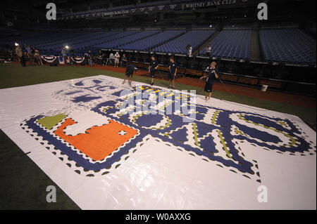 Mitglieder der Bodenmannschaft Farbe der World Series Logo auf Tropicana Field in St. Petersburg, Florida am 21. Oktober 2008. Die Welt der Serie zwischen den Philadelphia Phillies und Tampa Bay Rays wird morgen am Tropicana Feld beginnen. (UPI Foto/Kevin Dietsch) Stockfoto