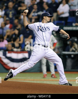 Tampa Bay Rays Krug James Shields Plätze gegen die Philadelphia Phillies im ersten Inning von Spiel 2 der World Series im Tropicana Field in St. Petersburg, Florida am 23. Oktober 2008. (UPI Foto/Kevin Dietsch) Stockfoto