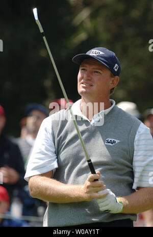 Südafrikaner Ernie Els schlägt seine T-Stück, das in der 8. Bohrung in der zweiten Runde an der SPIELER Meisterschaft an TPC Sawgrass in Ponte Vedra Beach, Florida am 24. März 2006. Els erhielt ein Drehgestell auf der Bohrung und beendete bei zwei unter Par für das Turnier. (UPI Foto/Pat Benic) Stockfoto