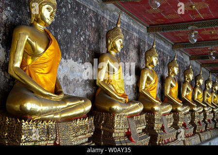 Bangkok, Thailand - 2018.03.06: Buddha Statuen im Wat suthat thepwararam buddhistischen Tempel - Stockfoto