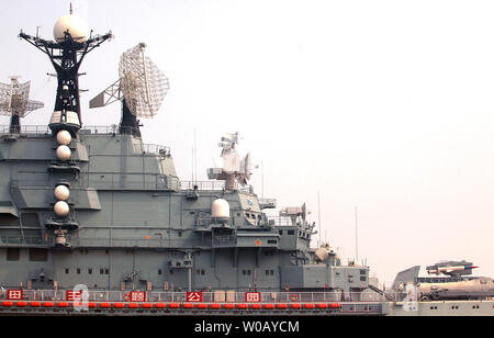 Chinesische Touristen besuchen Sie die binhai Flugzeugträger Theme Park, mit der Ex-Russischen schweren Flugzeuge cruiser Kiew, in Tianjin am 29. Juli 2014. Die Kiew war ein schweres Flugzeug - Cruiser, dass der sowjetischen und russischen Marine von 1975 bis 1993 gedient, bevor sie im Jahr 1996 auf eine chinesische Firma verkauft werden, für die Verwendung in militärischen Theme Park. Über $ 15,5 Mio. war die Wiederherstellung und die Ausrüstung der Ex-Kriegsschiff in ein Luxushotel durch den Tourismus und Anziehung Berater Freizeitaktivitäten Quest International (USA) entwickelt. UPI/Stephen Rasierer Stockfoto