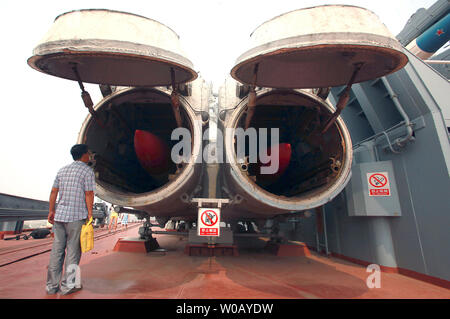 Chinesische Touristen besuchen Sie die binhai Flugzeugträger Theme Park, mit der Ex-Russischen schweren Flugzeuge cruiser Kiew, in Tianjin am 29. Juli 2014. Die Kiew war ein schweres Flugzeug - Cruiser, dass der sowjetischen und russischen Marine von 1975 bis 1993 gedient, bevor sie im Jahr 1996 auf eine chinesische Firma verkauft werden, für die Verwendung in militärischen Theme Park. Über $ 15,5 Mio. war die Wiederherstellung und die Ausrüstung der Ex-Kriegsschiff in ein Luxushotel durch den Tourismus und Anziehung Berater Freizeitaktivitäten Quest International (USA) entwickelt. UPI/Stephen Rasierer Stockfoto