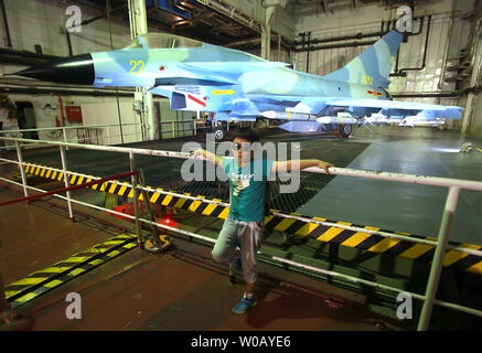 Chinesische Touristen besuchen Sie die binhai Flugzeugträger Theme Park, mit der Ex-Russischen schweren Flugzeuge cruiser Kiew, in Tianjin am 29. Juli 2014. Die Kiew war ein schweres Flugzeug - Cruiser, dass der sowjetischen und russischen Marine von 1975 bis 1993 gedient, bevor sie im Jahr 1996 auf eine chinesische Firma verkauft werden, für die Verwendung in militärischen Theme Park. Über $ 15,5 Mio. war die Wiederherstellung und die Ausrüstung der Ex-Kriegsschiff in ein Luxushotel durch den Tourismus und Anziehung Berater Freizeitaktivitäten Quest International (USA) entwickelt. UPI/Stephen Rasierer Stockfoto