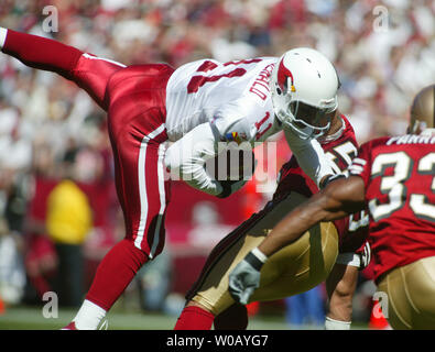 Phoenix Kardinäle" Larry Fitzgerald (11) macht eine Fliegen fangen einen Pass von QB Josh McCown gegen die San Francisco 49ers im Monster Park in San Francisco am 10. Oktober 2004. (UPI Foto/Terry Schmitt) Stockfoto