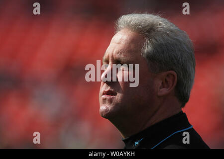 Carolina Panthers Head Coach John Fox Uhren die Leoparden warm up die San Francisco 49ers im Monster Park in San Francisco am 14. November 2004 zu spielen. (UPI Foto/Terry Schmitt) Stockfoto