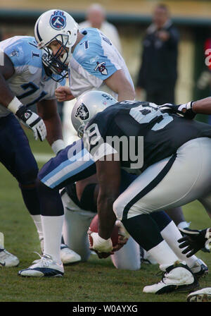 Tennessee Titans QB Billy Volek (7) Uhren als Fumble von der Oakland Raiders' Warren Sapp (99) in Oakland, CA abgeholt werden, am 19. Dezember 2004. Die Räuber besiegt die Titanen 40-35. (UPI Foto/Terry Schmitt) Stockfoto