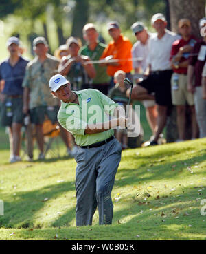 Ernie Els Uhren sein Chip shot vom Rand des 12 Loch Fahrrinne während der ersten Runde der 89th PGA Championship in Southern Hills Country Club in Tulsa, Oklahoma am 9. August 2007. (UPI Foto/Gary C. Caskey Stockfoto