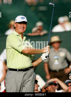 Südafrika Ernie Els Uhren sein T-Stück aus dem zehnten T-Stück box Shot der ersten Runde während der 89Th PGA Championship in Southern Hills Country Club in Tulsa, Oklahoma am 9. August 2007 beginnen. (UPI Foto/Gary C. Caskey Stockfoto