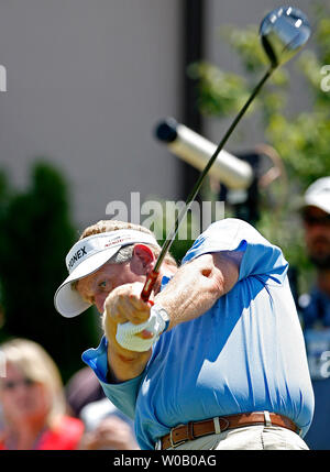 Schottlands Colin Montgomerie Stücke weg das Spiel von der ersten T-Stück Kasten in der zweiten Runde des 89th PGA Championship zu beginnen an der Southern Hills Country Club in Tulsa, Oklahoma am 10. August 2007. (UPI Foto/Gary C. Caskey) Stockfoto