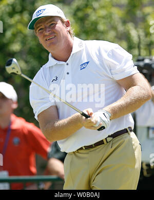 Südafrika Ernie Els Uhren sein T-Stück, das von der ersten Bohrung in der zweiten Runde des 89th PGA Championship in Southern Hills Country Club in Tulsa, Oklahoma am 10. August 2007. (UPI Foto/Gary C. Caskey) Stockfoto