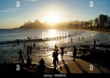 Sonnenuntergang über den Strand von Ipanema in Rio de Janeiro, Brasilien Stockfoto