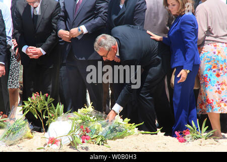 Deutsche Innenminister Thomas de Maiziere Blumen, wie Sie seinen Respekt vor einem provisorischen Denkmal am Strand des Imperial Marhaba Resort, das vor drei Tagen durch ein (ISIS) Gunman in Sousse, Tunesien, 29. Juni 2015. Den islamischen Staat (ISIS) Gruppe die Verantwortung für das Massaker am 27. Juni in einer tödlichen Beach Resort Angriff, der fast 40 Menschen getötet, die meisten von Ihnen britische Touristen angegriffen wurde. Foto von Khaled Nasraoui/UPI Stockfoto