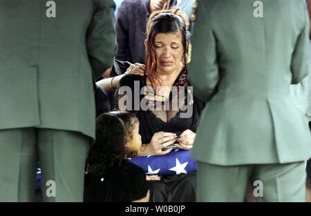 Tanja Adams weint Nach Erhalt der Purple Heart Medaille für ihren Ehemann, Army Specialist Clarence Adams III wie ihre Tochter Savannah, 2, schaut auf seine Grabstätte in seiner Heimatstadt von Richmond, VA 14. September 2004. SPC Adams wurde killede in Bagdad, wenn sein Humvee eine Straßenrandbombe Struck; sein Tod und andere, die Tag brachte die Zahl der toten Soldaten im Irak bis 1.000. (Maya Alleruzzo/der Washington Times) Stockfoto