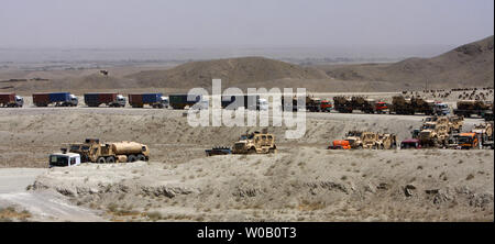 Die pakistanischen Lastwagen mit Nato und US-Militär Fahrzeuge überqueren Sie die quetta Chaman Autobahn an Kojak Pass Grenzgebiet nach dem Verlassen des südlichen Afghanistan Provinz Kandahar in der Nähe von Chaman, Pakistan am 25. Juli 2013. Die Lkw fahren in den Hafen von Karachi, Pakistan als Faltblatt weiter, Beenden einer NATO/USA seit zehn Jahren andauernden militärischen Kampf Engagement in Afghanistan bis Ende 2014. Es gibt etwa 60.000 amerikanische Soldaten in Afghanistan. UPI/Matiullah Achakzai Stockfoto