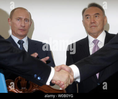 Der russische Präsident Wladimir Putin (L) applaudiert, als seinem Kasachischen Amtskollegen Nursultan Nasarbajew am Wirtschafts- Ausstellung in der kasachischen nördliche Stadt Uralsk am 3. Oktober 2006 aussieht. Zwei Präsidenten gefeiert eine grenzüberschreitende Energie- pakt Dienstag und kündigten ihre strategische Partnerschaft zwischen Russland und Kasachstan ein paar Tage nach der kasachischen Führer besuchen Sie nach Washington. (UPI Foto/Anatoli Zhdanov) Stockfoto