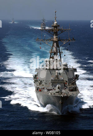 NAV 2003033002 - USS Donald Cook, März, 29, 2003 (UPI) - Die Lenkwaffen-zerstörer USS Donald Cook (DDG75) am 29. März 2003, führt eine fünf-Schiff armada Durchführung im Gange Operationen zur Unterstützung der Operation Iraqi Freedom. mh/U.S. Marine/Alan J. Rostock. UPI Stockfoto