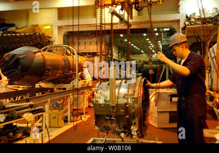 NAV 2003041407 - USS Kitty Hawk, Arabischen Golf, April 12 (UPI) - Aviation MachinistÕs Mate 3. Klasse Benjamin Bonner prüft ein Jet Lüftermodul für Mängel an Bord der USS Kitty Hawk (CV 63) Am 12. April 2003. nn/USA Marine/Ron Gutridge UPI Stockfoto