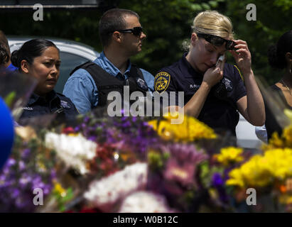 Polizisten besuche eine improvisierte Memorial außerhalb einer Polizeistation in der Nähe einer Masse schießen, bei denen 12 Menschen getötet wurden, in Virginia Beach, Virginia am 3. Juni 2019. Mindestens 12 Tote und vier Verletzte nach ein unzufriedener Mitarbeiter Brand an einer Virginia Beach das städtische Zentrum am 31. März eröffnet. Foto von Ray Stubblebine/UPI Stockfoto