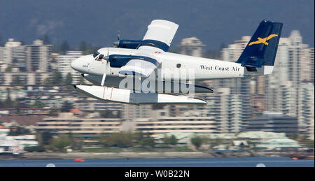 Eine West Coast Air Wasserflugzeug hebt ab Vancouver Hafen auf einer der häufigen Linienflüge nach Vancouver Island und anderen Zielen an der Küste, 27. April 2005. (UPI Foto/Heinz Ruckemann) Stockfoto
