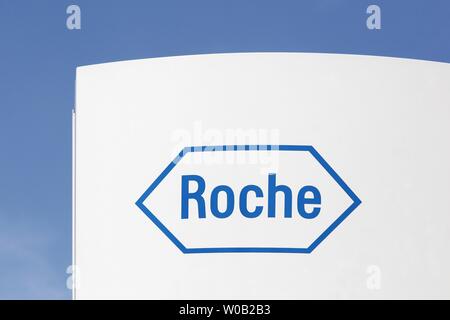 Meylan, Frankreich - Juni 15, 2019: Roche Logo auf einem Panel. F. Hoffmann-La Roche AG ist eine Schweizer multinationale Unternehmen im Gesundheitswesen Stockfoto