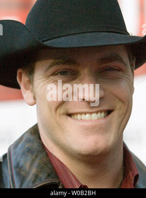 Nova Scotia - geborener Sänger George Canyon gezeigt, 4. April, an den 2005 Juno Awards für fünf Auszeichnungen am Morgen Canadian Country Music Awards 12. September 2005 in Calgary, Alberta gehalten zu werden. Dieses Jahr bisher Canyon hat mit Superstar Tim McGraw tourte, gewann ein Juno für beste Land Aufnahme über Shania Twain und top Entertainer an der Ostküste Music Awards genannt worden. (UPI-Datei Foto/Heinz Ruckemann) Stockfoto