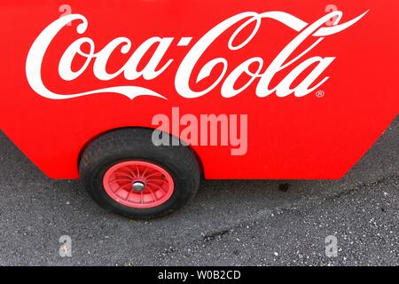 Decines, Frankreich - 13. Juni 2019: Coca Cola Logo auf einer Karre. Coca Cola ist ein kohlensäurehaltiges Erfrischungsgetränk. Es wird von der Coca-Cola Company in Atlanta produziert Stockfoto