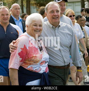 Der kanadische Premierminister Paul Martin (r) verbindet den Start des 25-jährigen Jubiläums Terry Fox Lauf von Terry's Mutter Betty Fox (l) in Terry's Heimatstadt Port Coquitlam in der Nähe von Vancouver, British Columbia, 18. September 2005 geführt. Die 'Run' ist der Cancer Research Fund raising Vermächtnis der Terry Fox wer's cross Kanada Marathon der Hoffnung in Thunder Bay, Ontario 25 beendet - Jahre - vor, als er von Krebs Rückfall enthalten. (UPI Foto/Heinz Ruckemann) Stockfoto