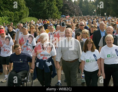 L. R. "in Motion" Rick Hansen, Betty Fox und der kanadische Premierminister Paul Martin führen den Start des 25-jährigen Jubiläums Terry Fox Lauf in Terry's Heimatstadt Port Coquitlam in der Nähe von Vancouver, British Columbia, 18. September 2005. Die 'Run' ist der Cancer Research Fund raising Vermächtnis der Terry Fox wer's cross Kanada Marathon der Hoffnung in Thunder Bay, Ontario 25 beendet - Jahre - vor, als er von Krebs Rückfall enthalten. (UPI Foto/Heinz Ruckemann) Stockfoto