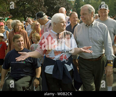 L. R. Mann in der Bewegung, Rick Hansen, Betty Fox und der kanadische Premierminister Paul Martin führen die 25-jährige Terry Fox Lauf in Terry's Heimatstadt Port Coquitlam in der Nähe von Vancouver, British Columbia, 18. September 2005. Die 'Run' ist der Cancer Research Fund raising Vermächtnis der Terry Fox wer's cross Kanada Marathon der Hoffnung in Thunder Bay, Ontario 25 beendet - Jahre - vor, als er von Krebs Rückfall enthalten. (UPI Foto/Heinz Ruckemann) Stockfoto