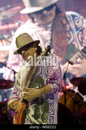 Carlos Santana, der während eines Konzertes im General Motors Place in Vancouver, British Columbia, 21. September 2005. (UPI Foto/Heinz Ruckemann) Stockfoto