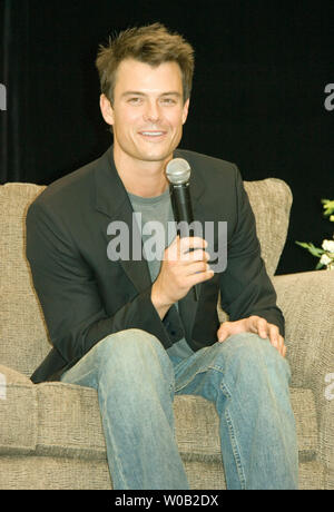 Schauspieler Josh Duhamel, die Sterne als Danny McCoy neben James Caan in NBC's new Drama "Las Vegas", trifft sich mit Fans auf der Expo ist die erste Frauen an v. Chr. in Vancouver, British Columbia, 25. September 2005 statt. (UPI Foto/Heinz Ruckemann) Stockfoto