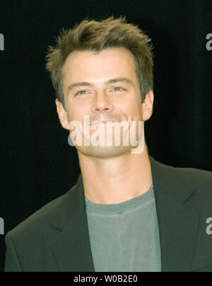 Schauspieler Josh Duhamel, die Sterne als Danny McCoy neben James Caan in NBC's new Drama "Las Vegas", trifft sich mit Fans auf der Expo ist die erste Frauen an v. Chr. in Vancouver, British Columbia, 25. September 2005 statt. (UPI Foto/Heinz Ruckemann) Stockfoto