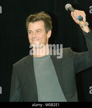 Schauspieler Josh Duhamel, die Sterne als Danny McCoy neben James Caan in NBC's new Drama "Las Vegas", trifft sich mit Fans auf der Expo ist die erste Frauen an v. Chr. in Vancouver, British Columbia, 25. September 2005 statt. (UPI Foto/Heinz Ruckemann) Stockfoto