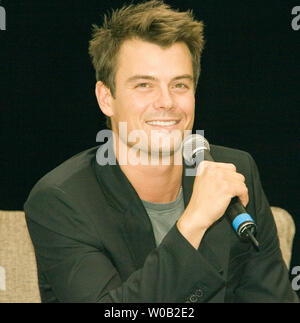 Schauspieler Josh Duhamel, die Sterne als Danny McCoy neben James Caan in NBC's new Drama "Las Vegas", trifft sich mit Fans auf der Expo ist die erste Frauen an v. Chr. in Vancouver, British Columbia, 25. September 2005 statt. (UPI Foto/Heinz Ruckemann) Stockfoto