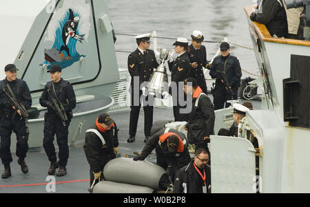 Kanadas graue Schale kommt unter die strenge Sicherheit auf Marine Fregatte HMCS Vancouver in Kanada, Vancouver, British Columbia, 23. November 2005. Die Schale wird an den Sieger der Edmonton Eskimos, Montreal Alouettes Canadian Football League Championship Game in Vancouver, Sonntag, 27. November 2005 gespielt zu werden vergeben werden. (UPI Foto/Heinz Ruckemann) Stockfoto